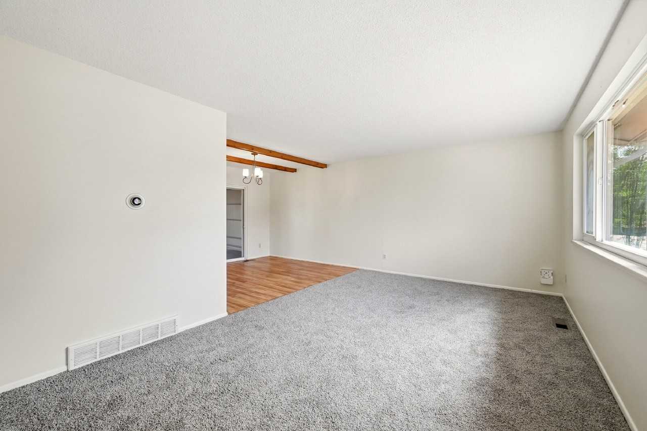 1087 Hathaway Dr - Photo 4 of 37