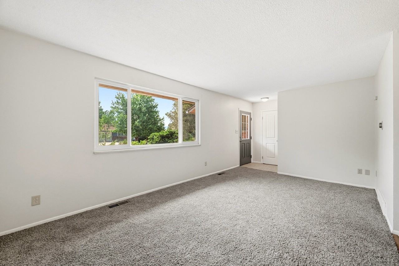 1087 Hathaway Dr - Photo 6 of 37