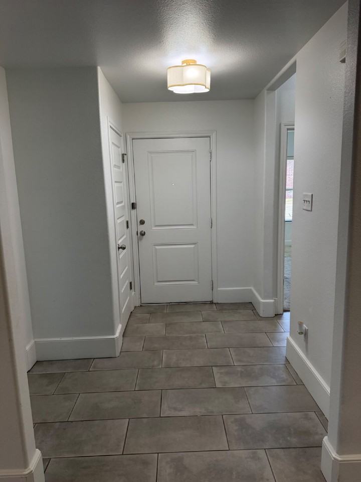 6303 73rd St #B - Photo 3 of 24