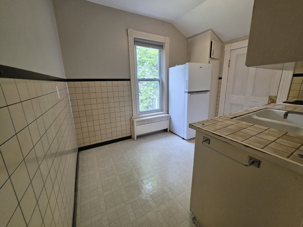 622 Hudson St - Photo 5 of 9