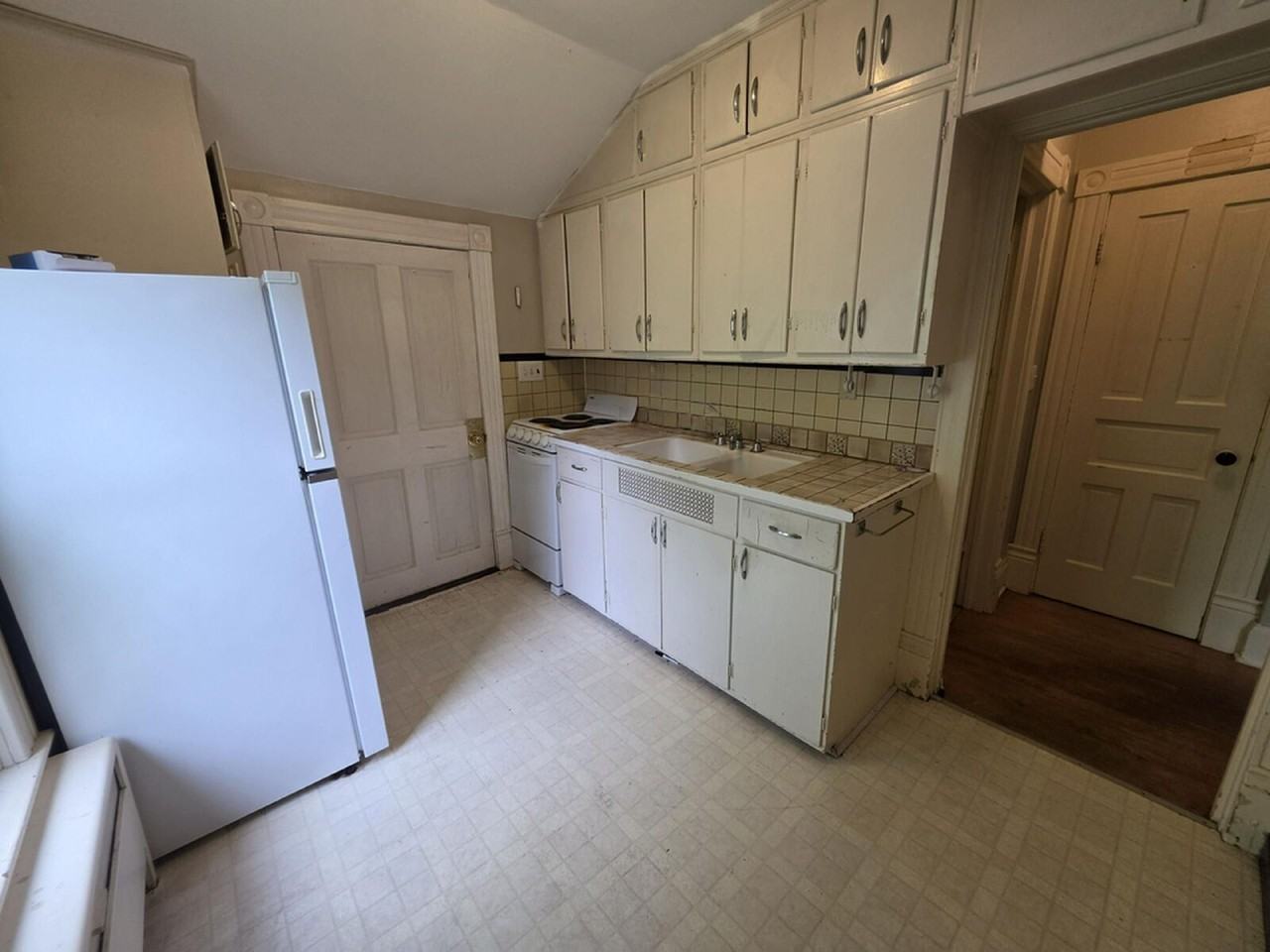 622 Hudson St - Photo 6 of 9