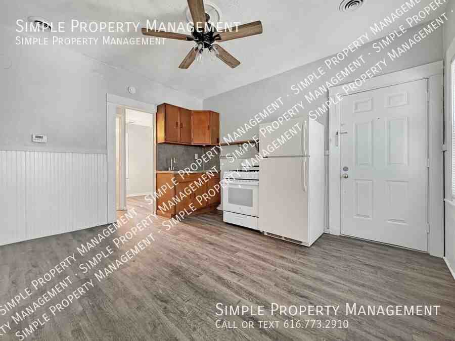 242 Page St Ne #2 - Photo 2 of 7