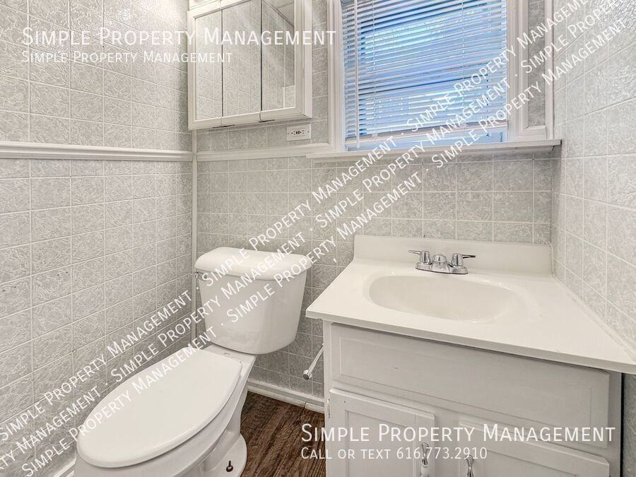 242 Page St Ne #2 - Photo 6 of 7
