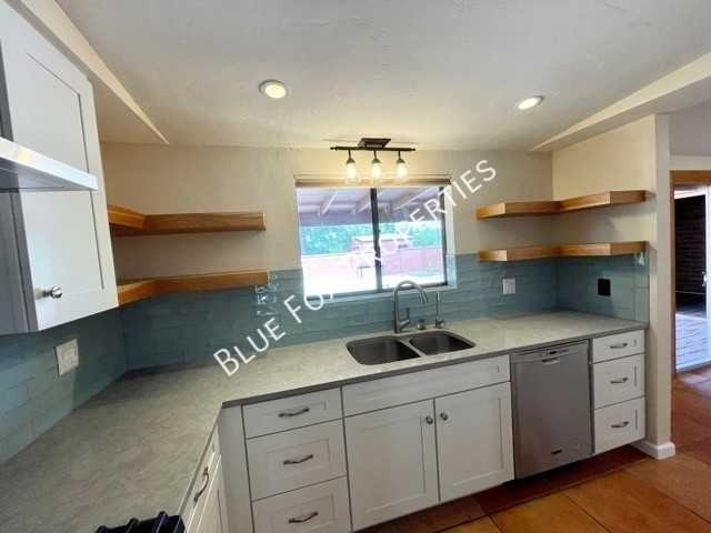 729 N Alamo Ave - Photo 3 of 30