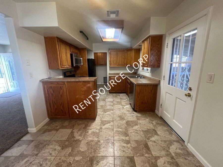 36854 Hayward Ave - Photo 5 of 18