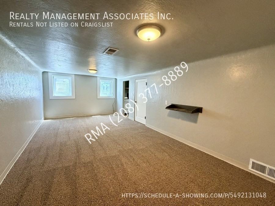 123 S Holly St #B - Photo 4 of 10
