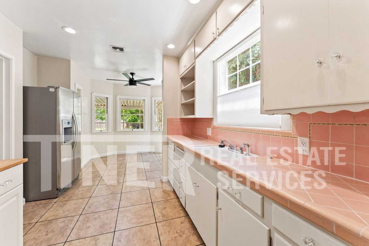 1067 Perkins Way - Photo 4 of 23