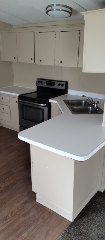 128 Se Guinevere Ct - Photo 2 of 10