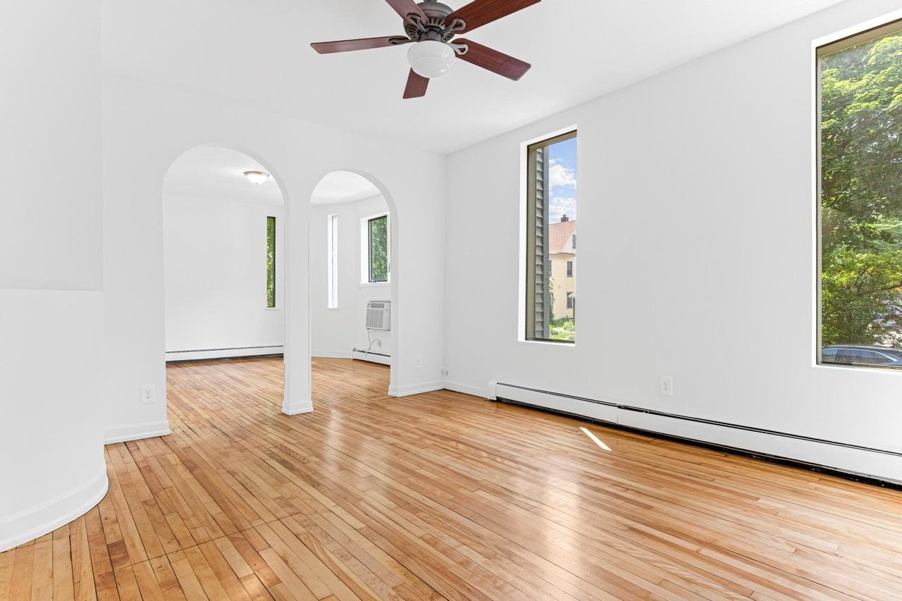 519 W 22nd St #2 - Photo 4 of 20