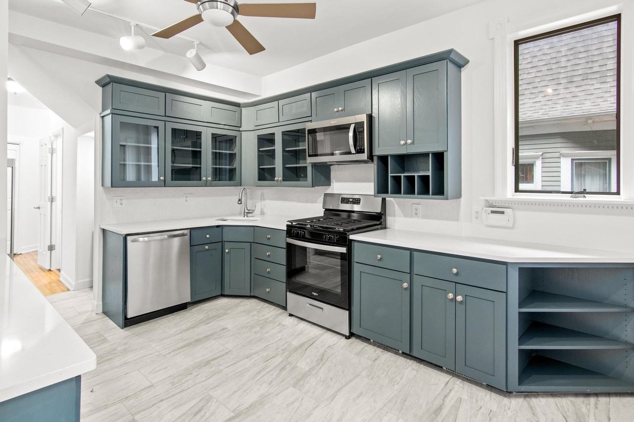 519 W 22nd St #2 - Photo 6 of 20