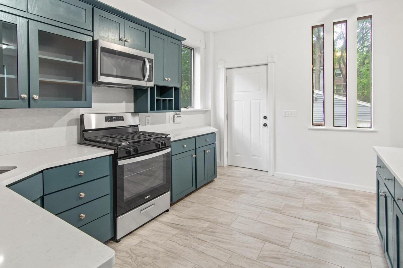 519 W 22nd St #2 - Photo 7 of 20