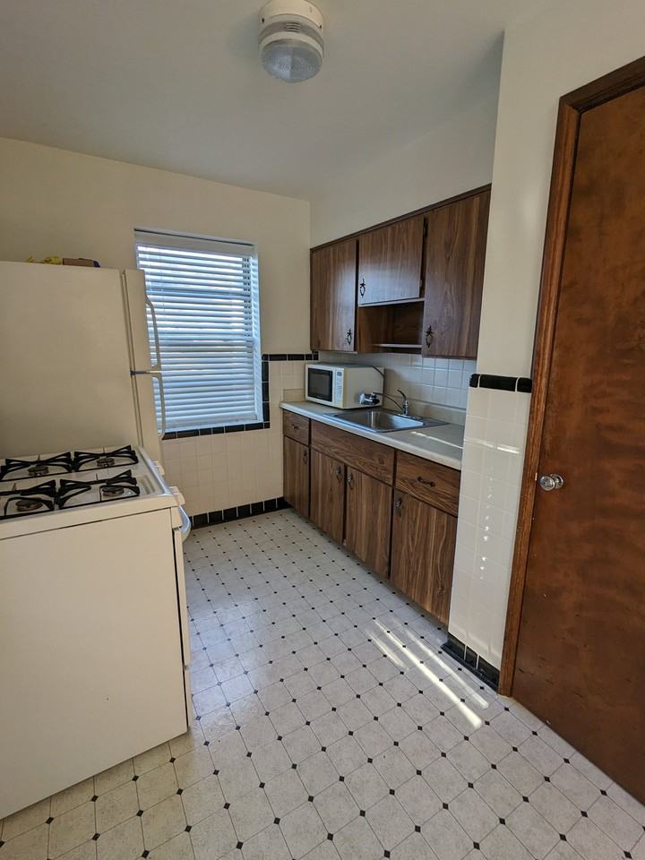 5301 Jamieson Ave #B - Photo 3 of 11