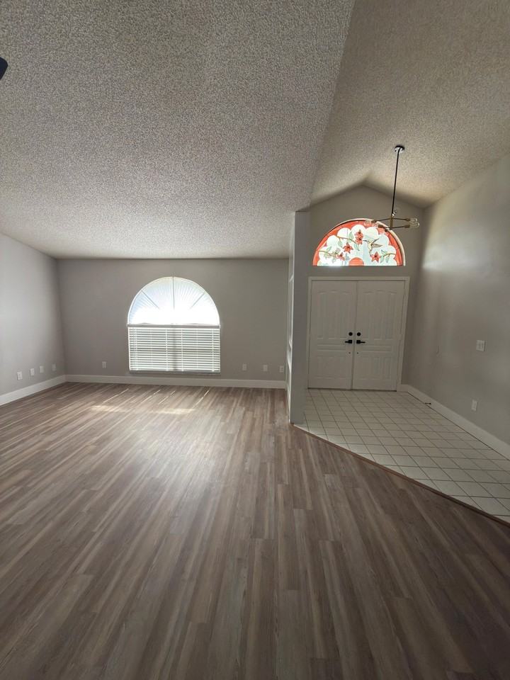 9132 Remington Dr - Photo 4 of 14