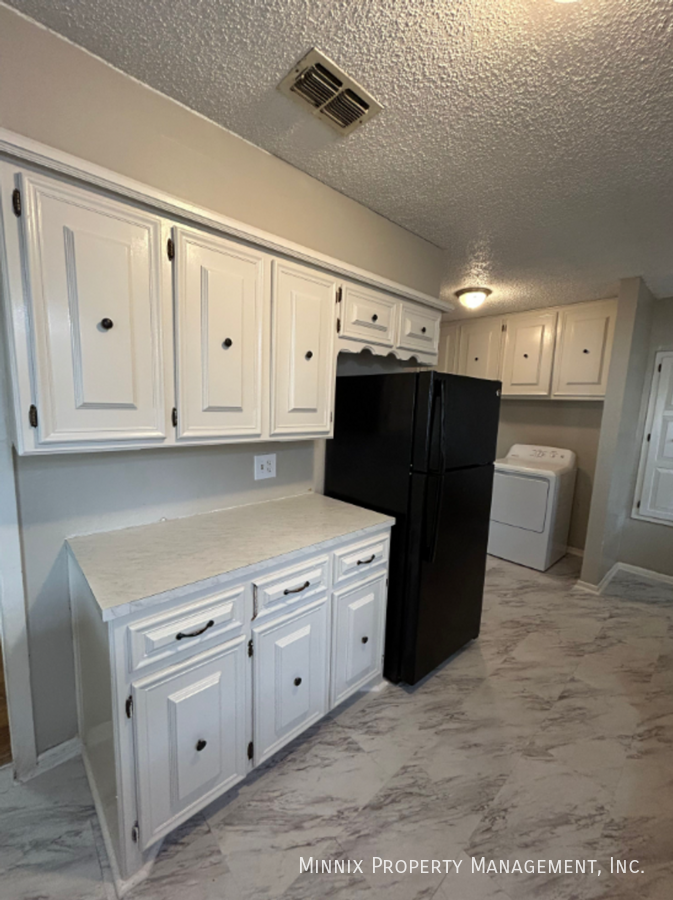 2605 22nd St - Photo 5 of 14