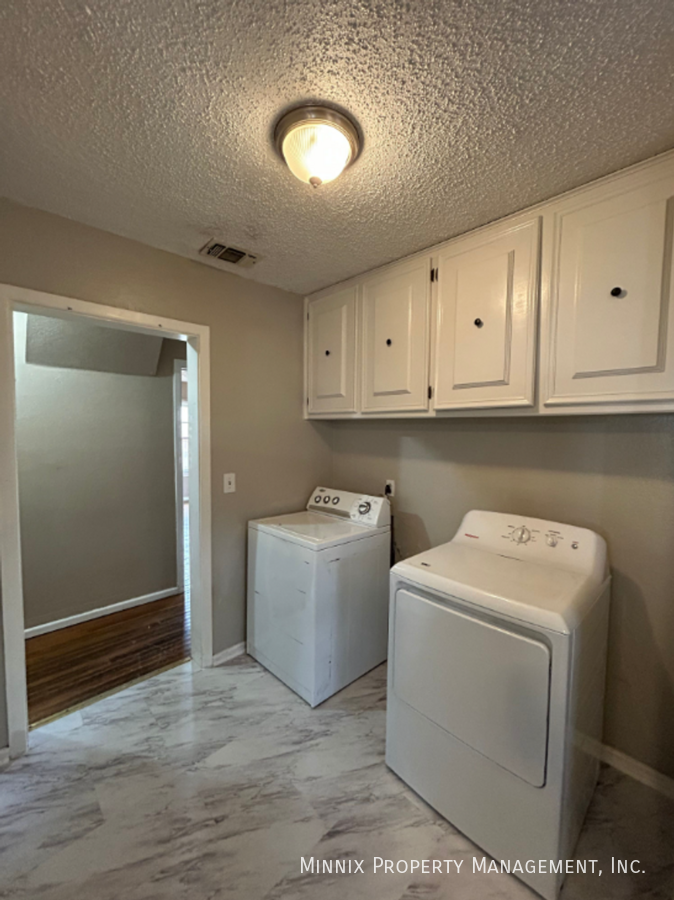 2605 22nd St - Photo 7 of 14