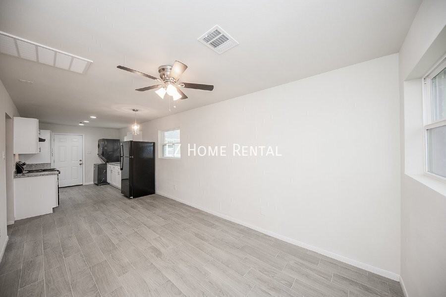 5042 Mallow St #B - Photo 3 of 14