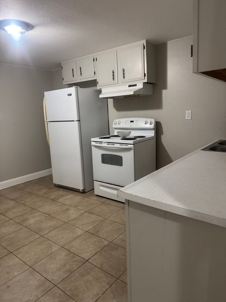 3950 Turnpike Dr #2 - Photo 4 of 8