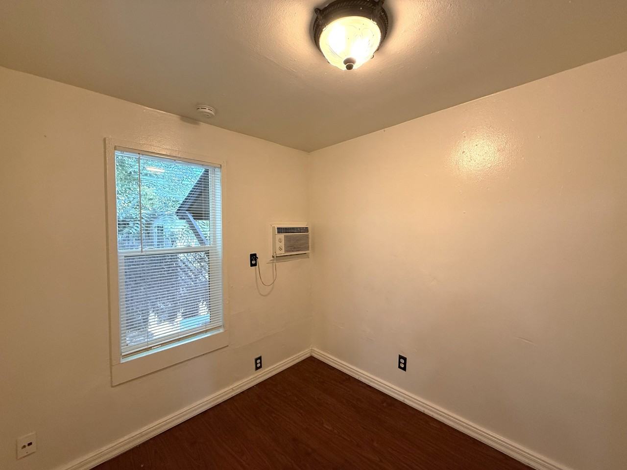 422 W 17th St #1 - Photo 4 of 8