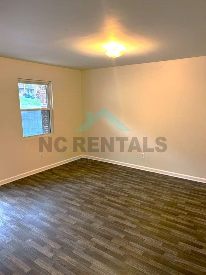 2559 Green Oaks Ct #B - Photo 4 of 17