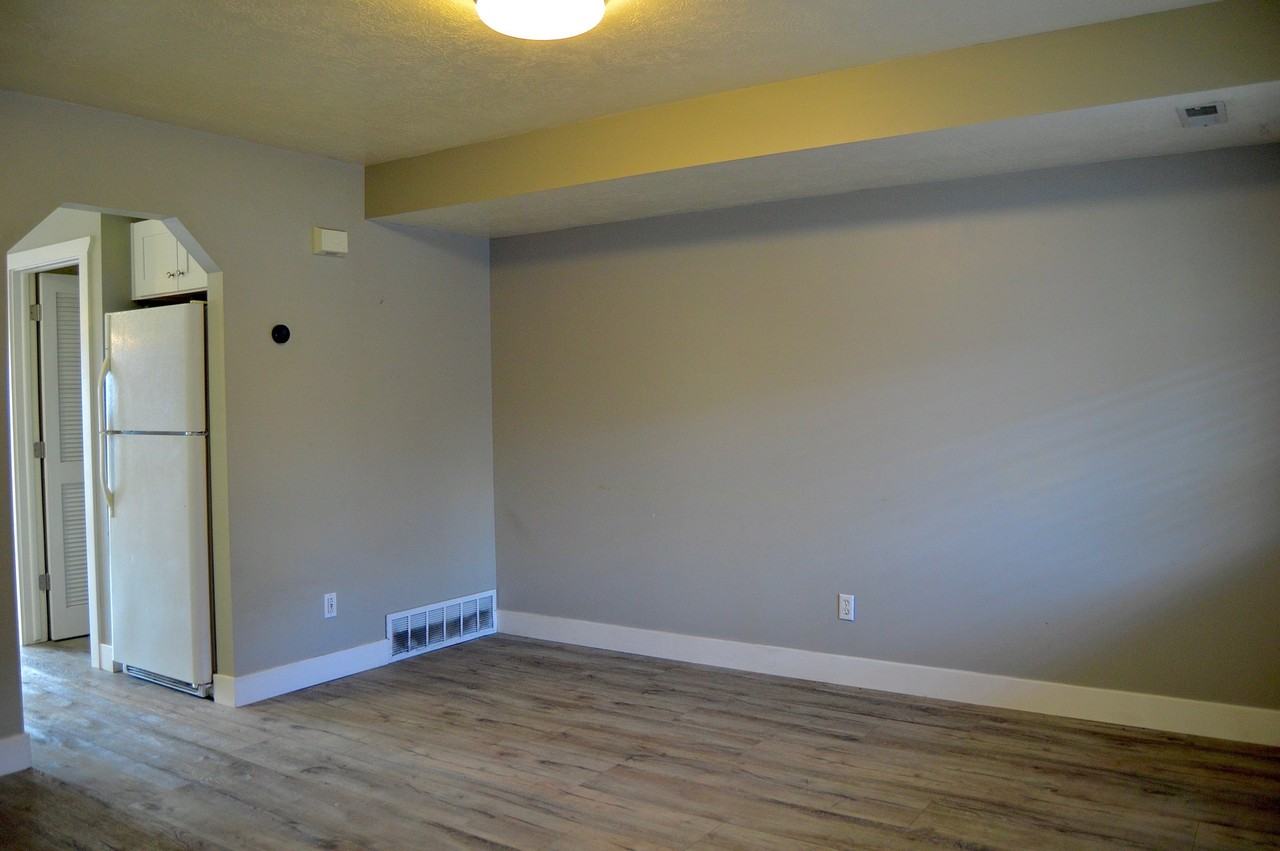 1527 Talon Dr - Photo 3 of 10