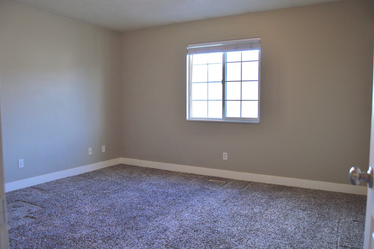 1527 Talon Dr - Photo 7 of 10