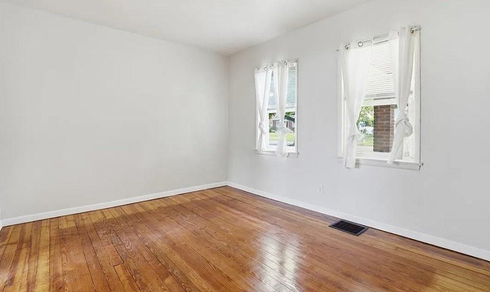 770 E Washington Ave - Photo 3 of 16