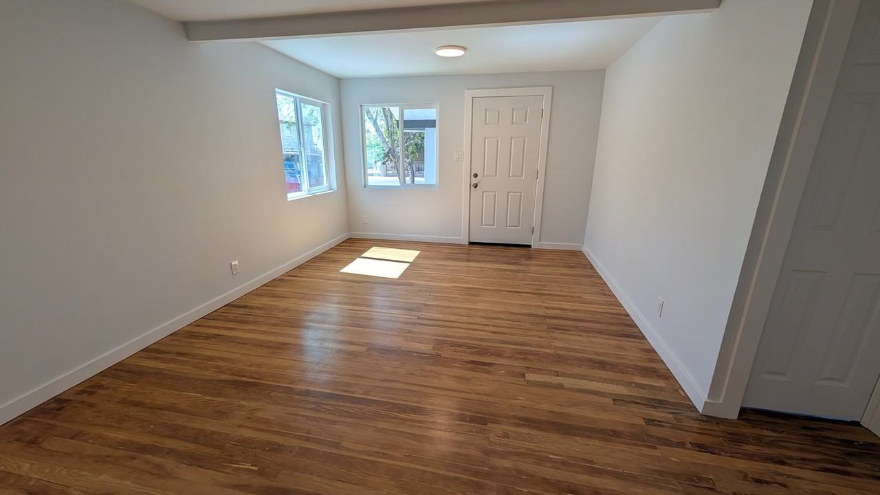 1406 W Vogel Ave - Photo 3 of 9