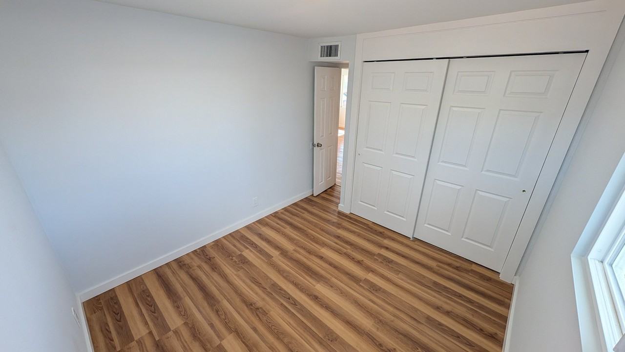1406 W Vogel Ave - Photo 4 of 9