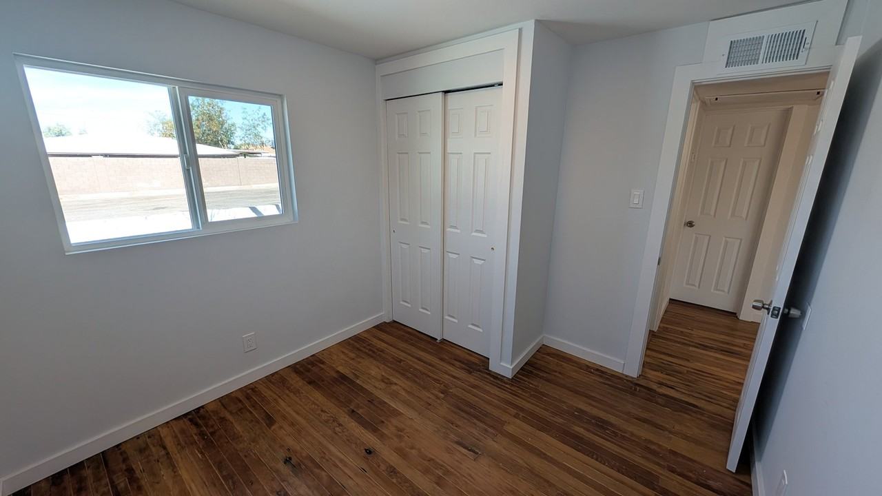 1406 W Vogel Ave - Photo 5 of 9