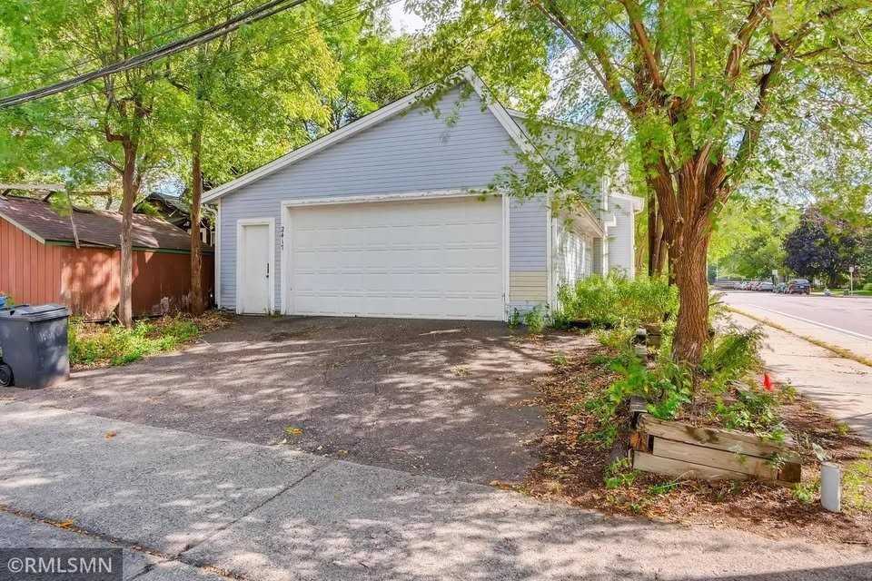 2417 Como Ave Se - Photo 7 of 9