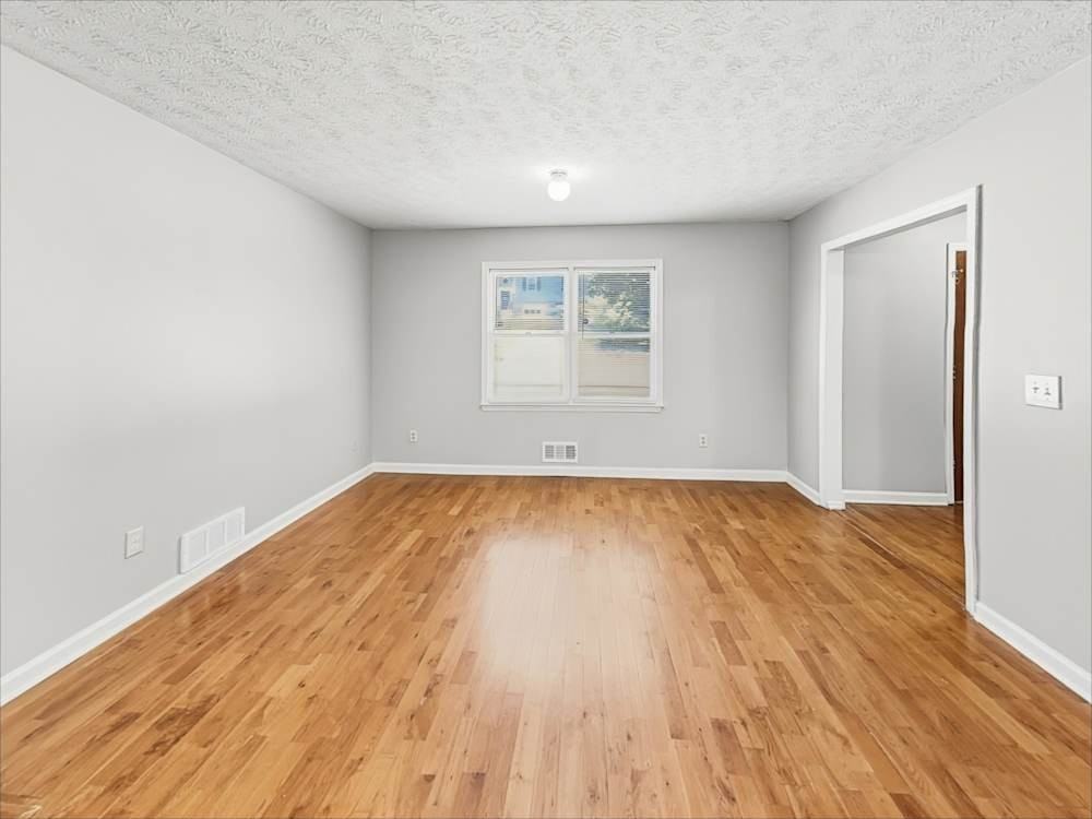 3302 Glynn Mill Dr - Photo 2 of 11