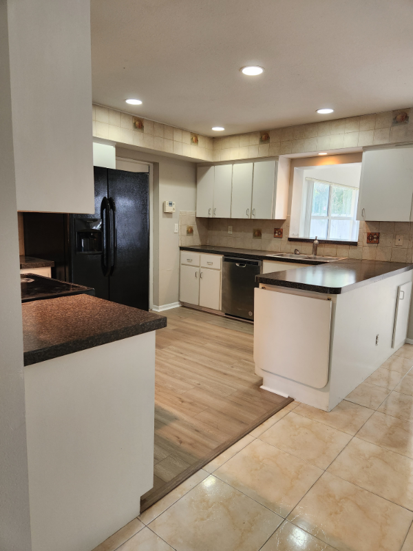 603 Powell St - Photo 5 of 20