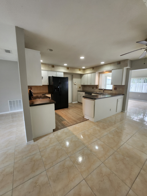 603 Powell St - Photo 7 of 20