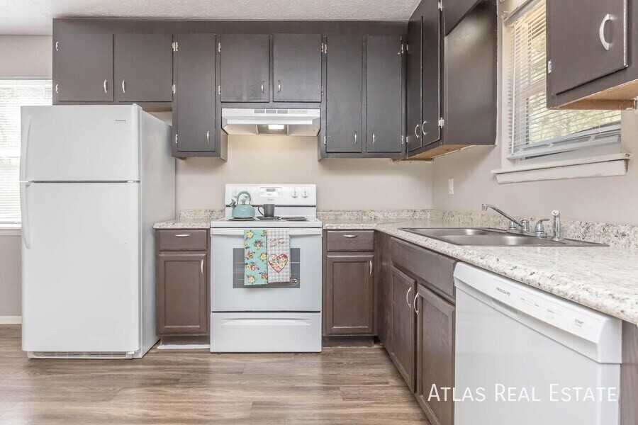 305 N Bluff Rd - Photo 3 of 5