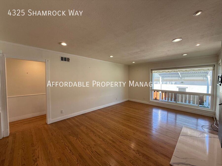 4325 Shamrock Way - Photo 4 of 25