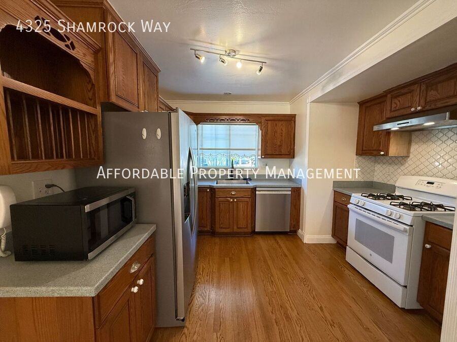 4325 Shamrock Way - Photo 7 of 25