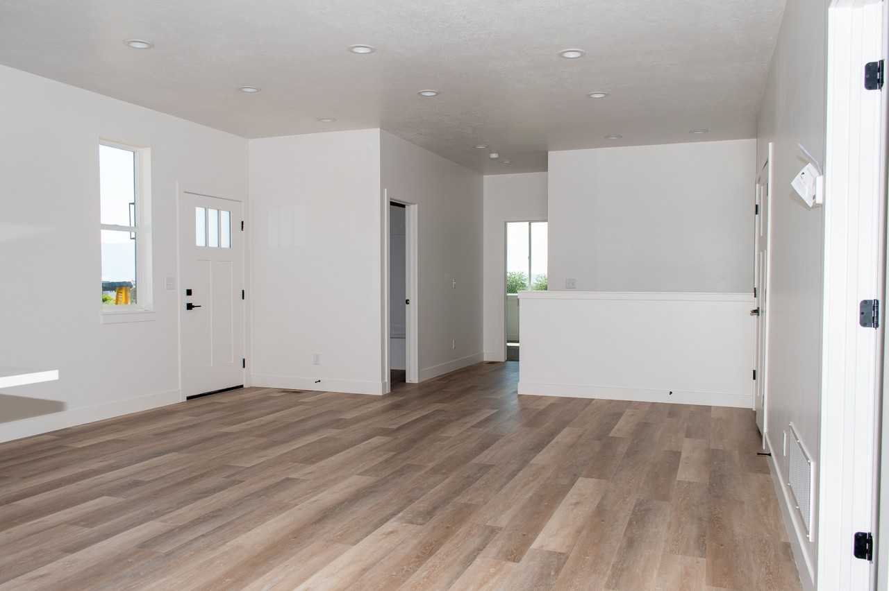 S 340 E - Photo 2 of 29