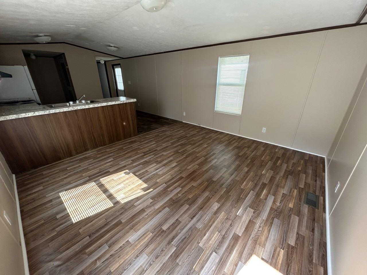 1046 Victoria St - Photo 2 of 2