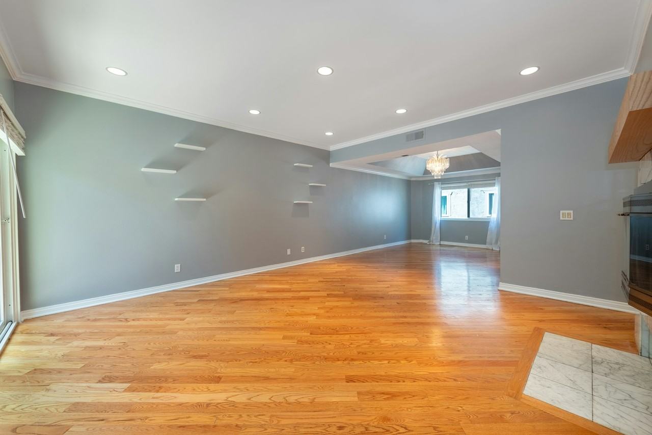 12416 Magnolia Boulevard - Photo 4 of 23