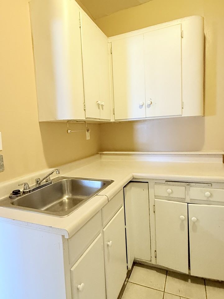 1441 Wyandotte St E #5 - Photo 3 of 17