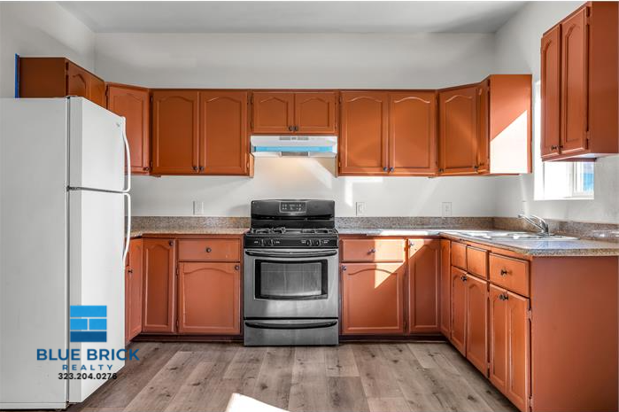8316 S San Pedro St - Photo 2 of 12