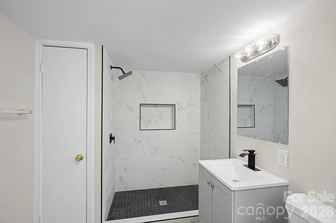 310 Pineview St - Photo 2 of 8