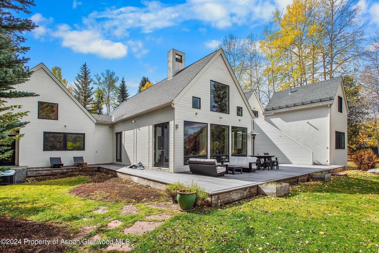 1270 Mountain View Dr
