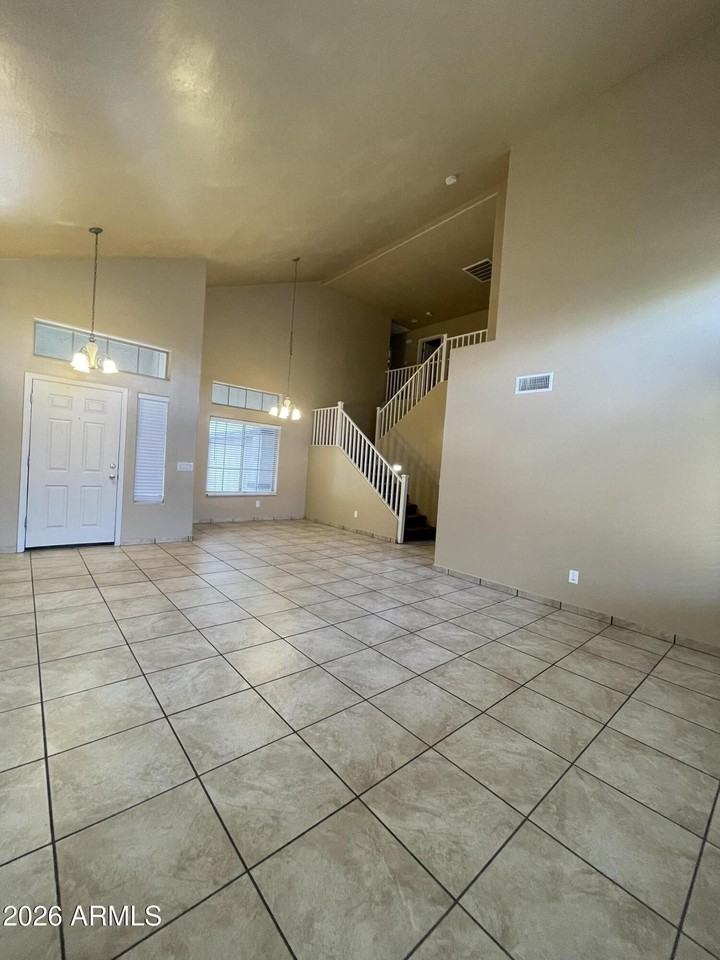 1466 E Holiday Dr - Photo 3 of 18