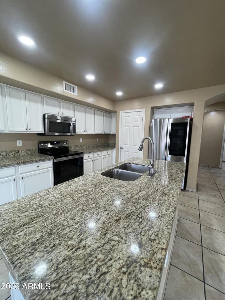1466 E Holiday Dr - Photo 4 of 18