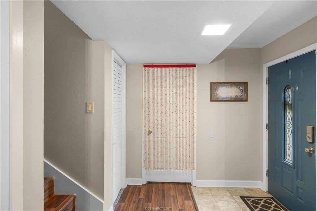 909 Westview St - Photo 4 of 16
