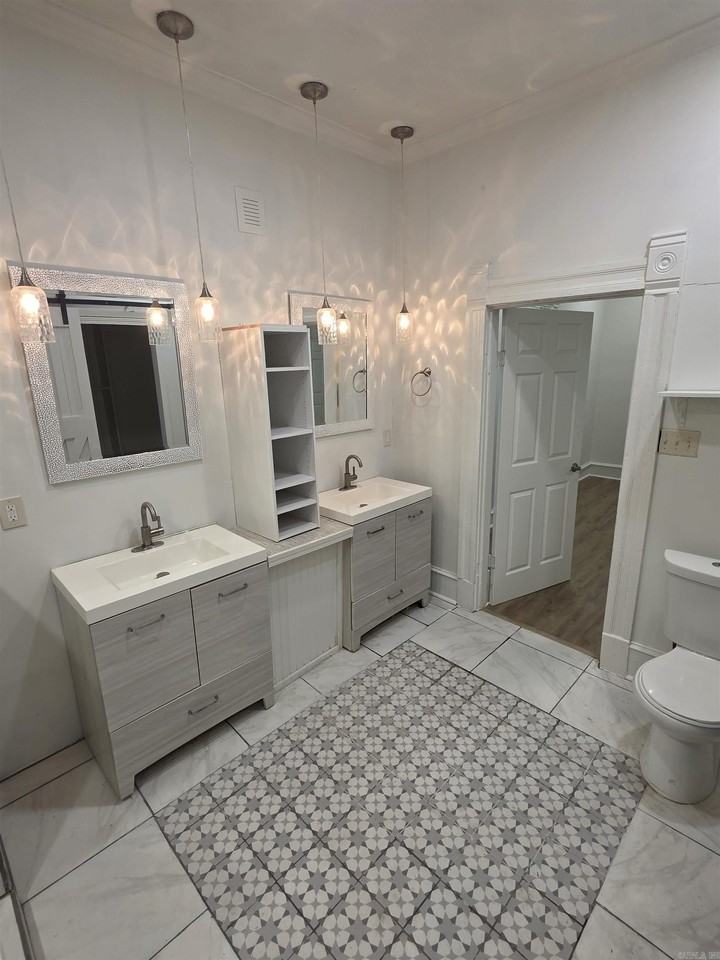 3010 S Izard St - Photo 4 of 20