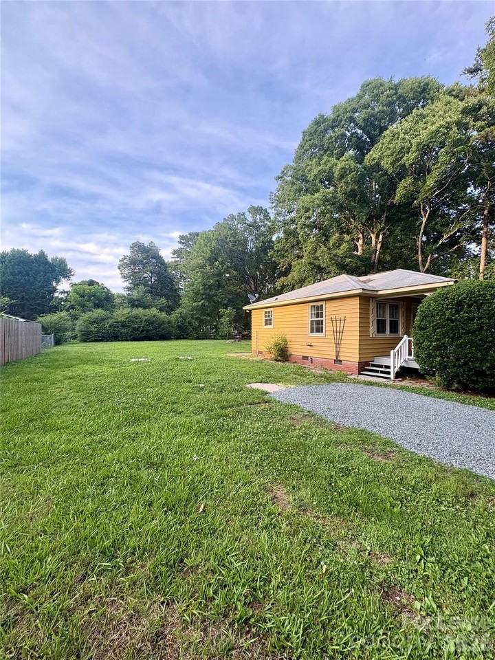 2800 Matoka Trl - Photo 2 of 33