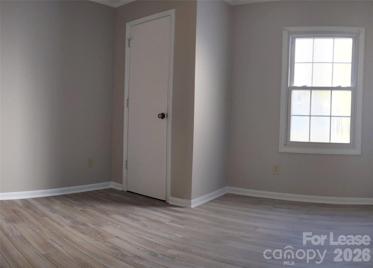 107 Hilltop Ln - Photo 4 of 11