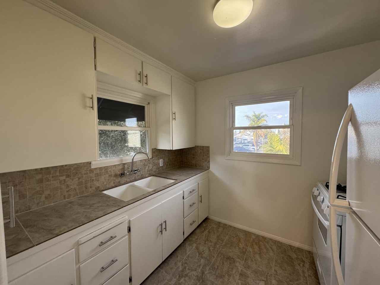 1136 Linden Avenue - Photo 2 of 15